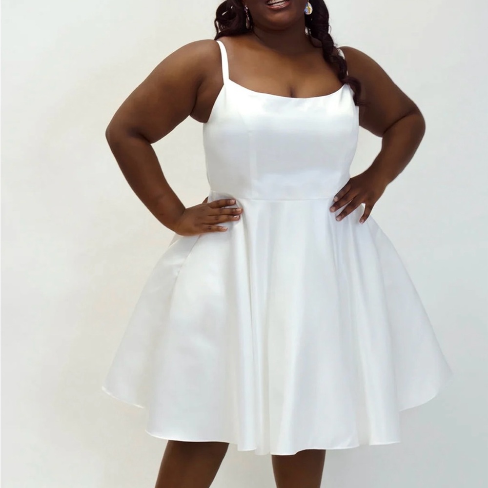 Sydney’s Closet “I’ll Take Manhattan” Plus Size Dress | SIZE 26W | White Satin